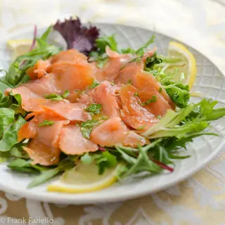 Carpaccio Di Salmone Com Pane All' Aglio