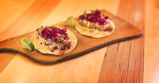 Tacos de costilla de cerdo asada con kimchee, col lombarda y hierbabuena