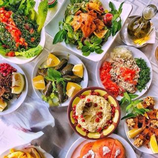 مقبلات مشكلة /حمص +باباغنوج+ورق عنب+كبة+فلافل+فتوش