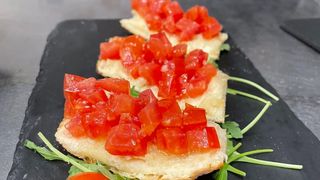 Bruskete sa salsom svežeg paradajza