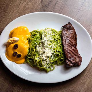 Tallarines verdes con lomo saltado