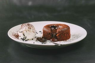 ლავა ქეიქი ნაყინით