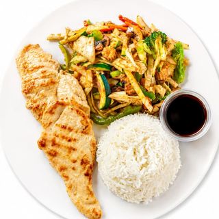 Verduras al wok, arroz y pechuga de pollo a la plancha
