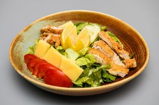 Salată cu şniţel de pui