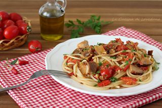 Pasta al pomodoro e funghi