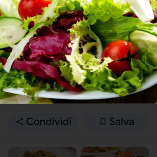 Insalata mista con pollo lattuga, rucola, pomodorini, mais, olive