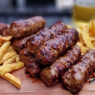 Platou mici - 30 de mici la gratar, 2 portii cartofi prăjiți și 4 pâinici pe vatra incluse