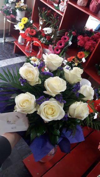 Buket 8 bijelih ruža