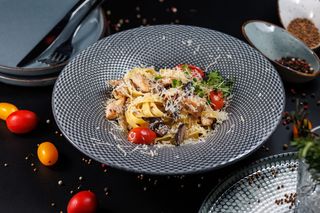 Тальятелле с филе цыпленка и смесью из лесных грибов