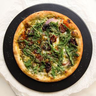 Pizza Chorizo Con Pesto