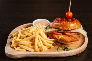 Burgerul cavalerului cu snitel de pui