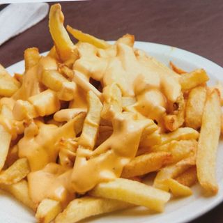 papas con queso y tres salsas 