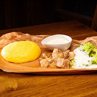 Mamaliga cu tocana de porc cu brinza și smîntînă 