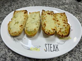 Pão de alho com queijo em baguete 