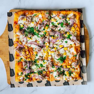 Pizza Salsiccia e Cipolla (2 persoane)