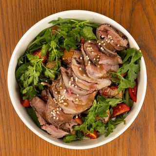 Теплий салат з ростбіфом