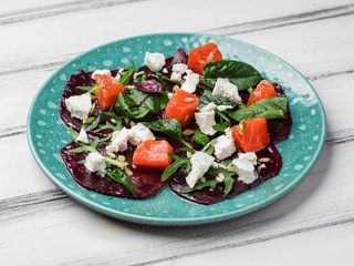 Запечений буряк з лососем слабої солі та сиром Фета (165/50g)