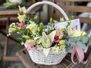 Koszyk kwiatów  + czekolada 