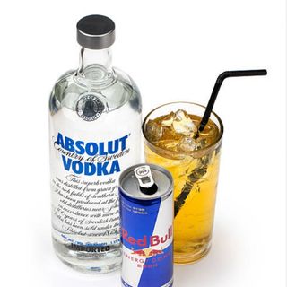 Botella de Vodka y lata de Redbull 
