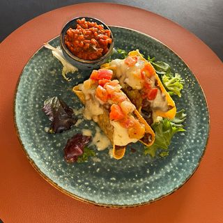 Taco tejano con carne picada de vaca, frijoles estofados y salsa BBQ  