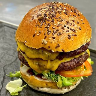 Make it double burger, cartofi wedges cu parmezan