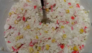 Салата с рулца от раци и кус-кус (500г)