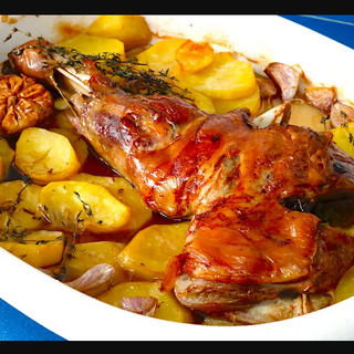 Paletilla De Lechazo Asado En Su Jugo