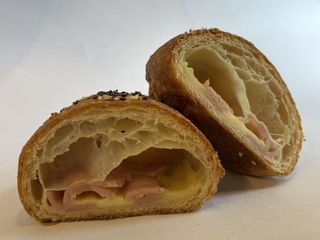 Слойка з сиром та шинкою (100g)