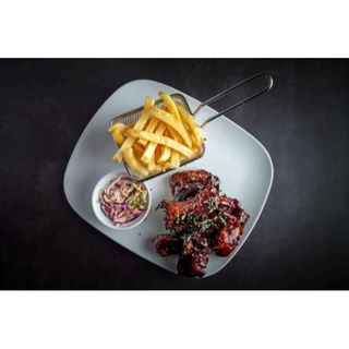 Media Costilla Marinada a la Barbacoa con 6 Alitas, Patatas Fritas & Ensalada de Col / Half Rack Of BBQ Baby Back Ribs And 6 Wings With Chips & Coleslaw