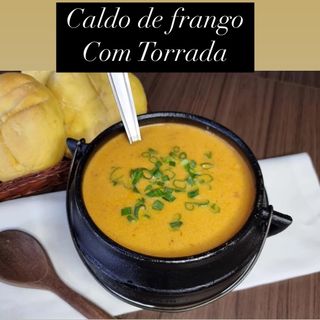 Caldo de frango com croutons