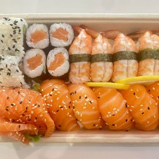  28 - Sushi misto + sashimi (22 peças)