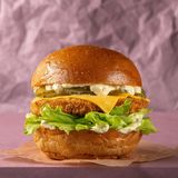 Бургер з курячою котлетою та соусом Дор Блю