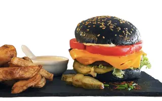 Vegan Cheesy burger cu cartofi wedges + supa zilei (vegana)
