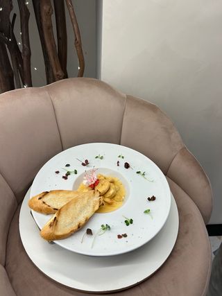 Креветки у шафрановому соусі