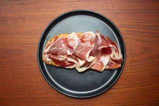 TOSTADA DE TOMATE Y JAMON IBERICO 
