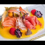 Sashimi Tropical - sashimi misto su vellutata di mango, maracuja e frutta fresca