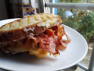 Tosta de Ovos Mexidos e Bacon