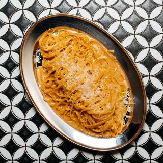 Linguine z sosem pieprzowym i kiszoną cytryną