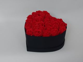 CUTIE IINIMA SATINATA MEDIE CU 28 TRANDAFIRI SAPUN ROSII