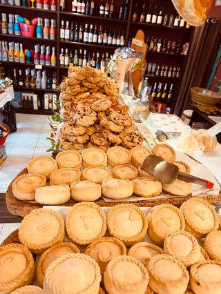 Panadas grandi di carciofi e patate