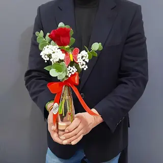 Rosa unica con jarron