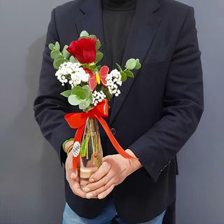 Rosa unica con jarron