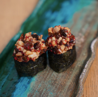 Гункан з вугрем та грибами шиїтаке 2 шт