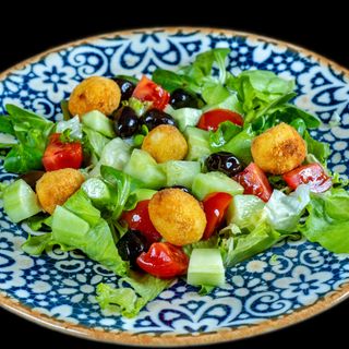 Зелена салатка със сиренови пуканки (350г)