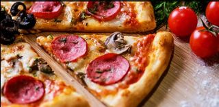 Пицца с колбасой и грибами