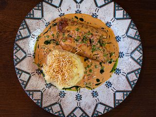 Мітітеї з судака та коропа з соусом із дністровських раків, з картопляним пюре та чипсами з селери (270г)