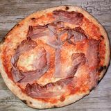 Пица Спек и Горгонзола