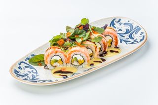 Абурі рол з лососем, вугрем та манго 