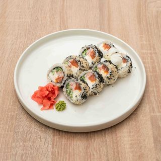 Uramaki marynowany tuńczyk owinięty tuńczykiem