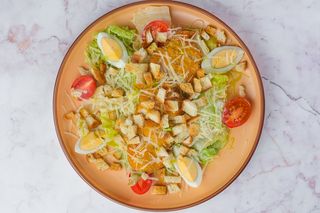 Салат "Цезарь" с хрустящей курочкой